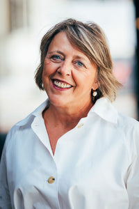 Portretfoto van Annick Goedhuys in witte blouse.