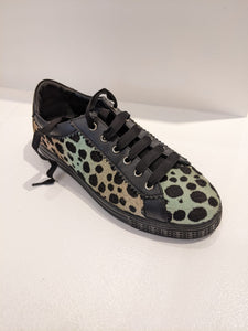 Comfortabele sneaker op een zwarte zool met uitneemnaar voetbed. Ponyhaar in groentinten met zwarte dots. Funny maar zeer combineerbaar.